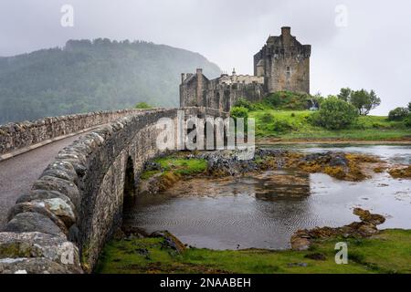 Ein Blick auf Eilean Donan Castle und seine Causeway-Brücke in Kyle of Lochalsh, Schottland; Kyle of Lochalsh, Schottland Stockfoto