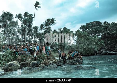 Kinder versammelten sich am Ufer der Insel Tuam auf Siassi, Papua-Neuguinea Stockfoto