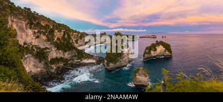 Farbenfrohes Panorama bei Sonnenuntergang von Diamond Beach, Nusa Penida, Bali, Indonesien; Nusa Penida, Bali, Indonesien Stockfoto