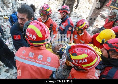 (230213) -- ANTAKYA, 13. Februar 2023 (Xinhua) -- chinesische und türkische Rettungskräfte transferieren einen Erdbebenüberlebenden in Antakya in der südlichen Provinz Hatay, T¨¹rkiye, 12. Februar 2023. Ein Überlebender wurde am Sonntagnachmittag, 150 Stunden nach dem Erdbeben in Antakya, T¨¹rkiye, von chinesischen und lokalen Rettungskräften aus den Trümmern gerettet. (Foto: Mustafa Kaya/Xinhua) Stockfoto