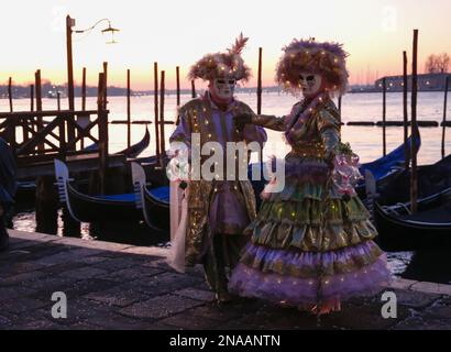 Venedig, Italien. 13. Februar 2023 Reveller tragen traditionelle Karnevalskostüme und -Masken, zusammen mit Touristen strömen nach Venedig, um den Karneval in Venedig zu besuchen. Kredit: Carolyn Jenkins/Alamy Live News Stockfoto