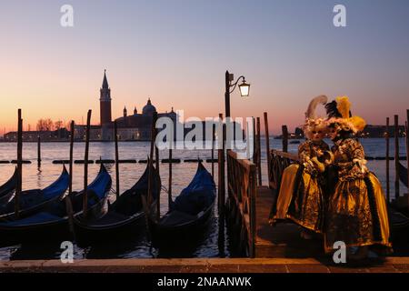 Venedig, Italien. 13. Februar 2023 Reveller tragen traditionelle Karnevalskostüme und -Masken, zusammen mit Touristen strömen nach Venedig, um den Karneval in Venedig zu besuchen. Kredit: Carolyn Jenkins/Alamy Live News Stockfoto