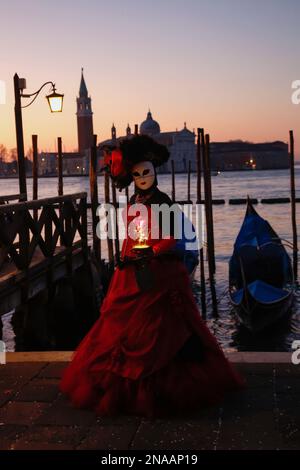 Venedig, Italien. 13. Februar 2023 Reveller tragen traditionelle Karnevalskostüme und -Masken, zusammen mit Touristen strömen nach Venedig, um den Karneval in Venedig zu besuchen. Kredit: Carolyn Jenkins/Alamy Live News Stockfoto