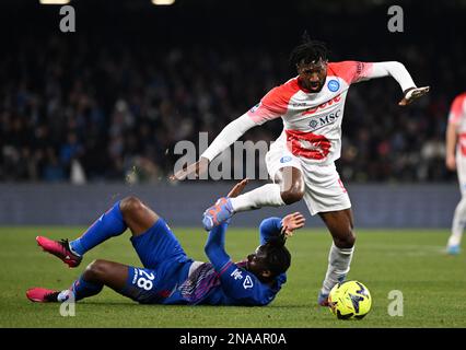 (230213) -- NEAPEL, 13. Februar 2023 (Xinhua) -- Neapels Andre-Frank Zambo Anguissa (R) spielt mit Cremones Soualiho Meite während eines Fußballspiels zwischen Neapel und Cremonese am 12. Februar 2023 in Neapel, Italien. (Foto: Alberto Lingria/Xinhua) Stockfoto