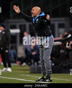 (230213) - NEAPEL, 13. Februar 2023 (Xinhua) - Neapels Cheftrainer Luciano Spalletti Gesten während eines Fußballspiels der Serie A zwischen Neapel und Cremonese in Neapel, Italien, am 12. Februar 2023. (Foto: Alberto Lingria/Xinhua) Stockfoto