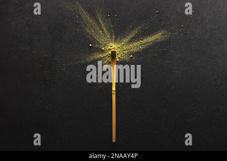 Grünes Matcha-Teepulver auf schwarzem Hintergrund Stockfoto