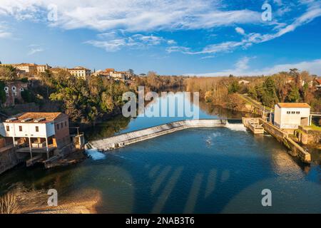 Damm am Fluss Tarn, in Rabastens, im Tarn, in Occitanie, Frankreich Stockfoto