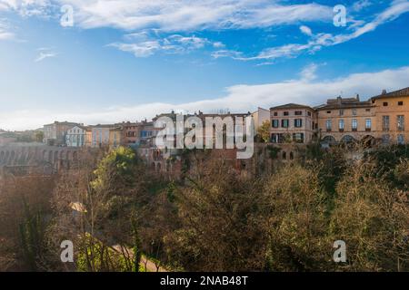 Häuser auf den Stadtmauern über dem Tarn, in Rabastens, im Tarn, in Occitanie, Frankreich Stockfoto