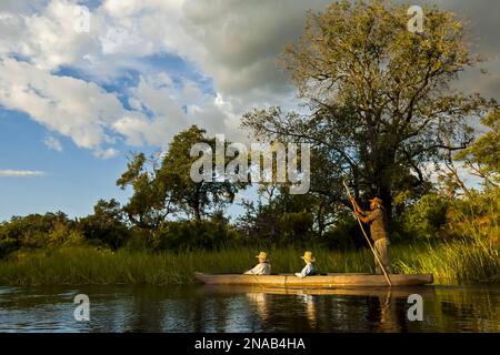 MODELL VERÖFFENTLICHT: Mocorro, traditionelles Kanu, Xigera Camp, Wilderness Safaris, Moremi Game Reserve, Okavango Delta, Botsuana, Südafrika Stockfoto