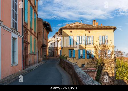 Straße auf der Stadtmauer am Tarn, Stadt Rabastens, im Tarn, Occitanie, Frankreich Stockfoto