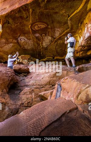 Fotografen, Raft Point, Wandjina Art Site, Aboriginal Rock Art, Kimberley Region, Nordwestaustralien Stockfoto