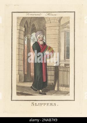 Türkischer Schuhverkäufer vor dem Somerset House. Turk in Turban, langer Bademantel und Schnallenschuhe, mit marokkanischen Hausschuhen in verschiedenen Farben und Größen. Vor dem westlichen Eingang des Somerset House mit seinem gewölbten Portiko für Kutschen und Fußgänger. Handfarbene Kupferplatte mit Gravur von Edward Edwards nach einer Veranschaulichung durch William Marshall Craig aus "Description of the plates repräsentieren the Itinerant Traders of London", Richard Phillips, No. 71 St Paul’s Churchyard, London, 1805. Stockfoto