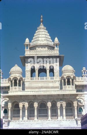 Das Jaswant Thada ist ein Cenotaph in Jodhpur, im indischen Bundesstaat Rajasthan. Es wurde 1899 von Maharaja Sardar Singh vom Staat Jodhpur zum Gedenken an seinen Vater, Maharaja Jaswant Singh II., erbaut und dient als Einäscherungsstätte für die königliche Familie Rajput von Marwar. Stockfoto