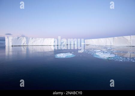 Tabellarische Eisberge unter der Mitternachtssonne des antarktischen Sommers im Weddellmeer, AntarktisSound, Westantarktis; Antarktis Stockfoto