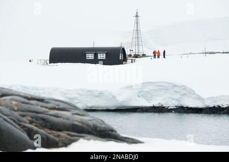 Besucher des britischen Hafens Lockroy, heute ein Museum und Postamt, das Touristen in der Antarktis besuchen können Stockfoto