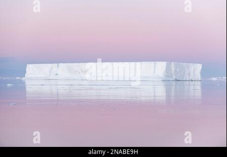 Tabellarischer Eisberg unter der Mitternachtssonne des antarktischen Sommers im Weddellmeer, Antarctic Sound, Westantarktis; Antarktis Stockfoto