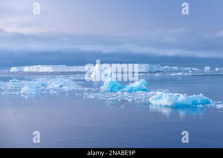 Tabellarische Eisberge unter der Mitternachtssonne des antarktischen Sommers im Weddellmeer, AntarktisSound, Westantarktis; Antarktis Stockfoto