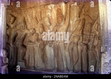 Der Ufertempel ist ein Komplex aus Tempeln und Schreinen mit Blick auf die Küste der Bucht von Bengal. Es befindet sich in Mahabalipuram, etwa 60 km südlich von Chennai in Tamil Nadu, Indien. Es ist ein baulicher Tempel, erbaut aus Granitblöcken aus dem 8. Jahrhundert n. Chr. Die Stätte verfügt über 40 antike Denkmäler und Hindu-Tempel, darunter die Abfahrt des Ganges oder Arjuna's Penance – eines der größten Freiluft-Felsgestein der Welt. Die Anlage besteht aus drei separaten Schreinen: Zwei dem gott Shiva gewidmet und einer Vishnu. Stockfoto