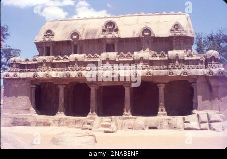 Der Ufertempel ist ein Komplex aus Tempeln und Schreinen mit Blick auf die Küste der Bucht von Bengal. Es befindet sich in Mahabalipuram, etwa 60 km südlich von Chennai in Tamil Nadu, Indien. Es ist ein baulicher Tempel, erbaut aus Granitblöcken aus dem 8. Jahrhundert n. Chr. Die Stätte verfügt über 40 antike Denkmäler und Hindu-Tempel, darunter die Abfahrt des Ganges oder Arjuna's Penance – eines der größten Freiluft-Felsgestein der Welt. Die Anlage besteht aus drei separaten Schreinen: Zwei dem gott Shiva gewidmet und einer Vishnu. Stockfoto