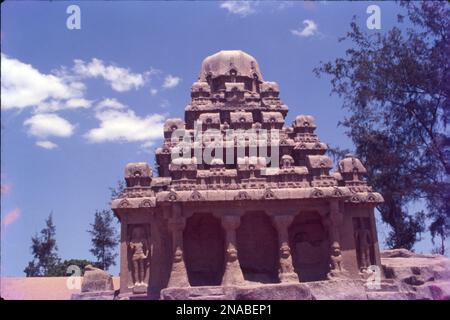 Der Ufertempel ist ein Komplex aus Tempeln und Schreinen mit Blick auf die Küste der Bucht von Bengal. Es befindet sich in Mahabalipuram, etwa 60 km südlich von Chennai in Tamil Nadu, Indien. Es ist ein baulicher Tempel, erbaut aus Granitblöcken aus dem 8. Jahrhundert n. Chr. Die Stätte verfügt über 40 antike Denkmäler und Hindu-Tempel, darunter die Abfahrt des Ganges oder Arjuna's Penance – eines der größten Freiluft-Felsgestein der Welt. Die Anlage besteht aus drei separaten Schreinen: Zwei dem gott Shiva gewidmet und einer Vishnu. Stockfoto