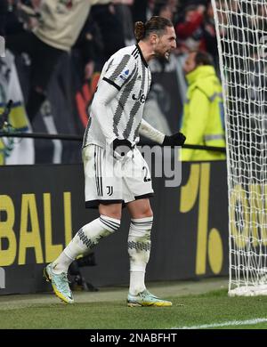 Turin, Italien. 12. Februar 2023. Adrien Rabiot vom FC Juventus feiert sein Tor bei einem Fußballspiel der Serie A zwischen FC Juventus und Fiorentina in Turin, Italien, am 12. Februar 2023. Kredit: Federico Tardito/Xinhua/Alamy Live News Stockfoto