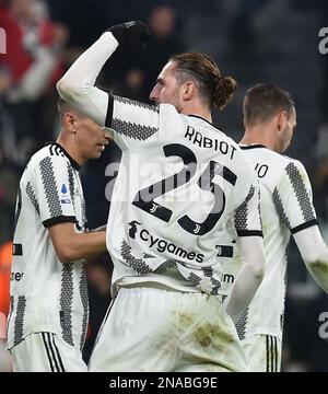 Turin, Italien. 12. Februar 2023. Adrien Rabiot vom FC Juventus feiert sein Tor bei einem Fußballspiel der Serie A zwischen FC Juventus und Fiorentina in Turin, Italien, am 12. Februar 2023. Kredit: Federico Tardito/Xinhua/Alamy Live News Stockfoto