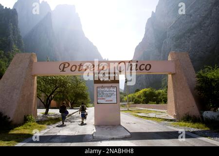Bergsteiger gehen in den El Potrero Chico Park voller Ausrüstung. Stockfoto