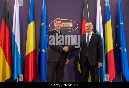 Bukarest, Rumänien. 13. Februar 2023. Markus Söder (CSU, l), Ministerpräsident von Bayern, trifft während seiner Reise mit dem rumänischen Ministerpräsidenten Nicolae Ciuca (r) zusammen. Mit eigenem Personal und einem neu gegründeten Büro möchte Bayern die Einreise potenzieller Pflegekräfte und Spezialisten in den Freistaat auf dem Balkan erleichtern. Kredit: Peter Kneffel/dpa/Alamy Live News Stockfoto