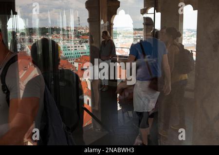 Besucher und das Prager Stadtbild spiegeln sich in den Fenstern des Prager Alten Rathauses wider; Prag, Tschechische Republik Stockfoto