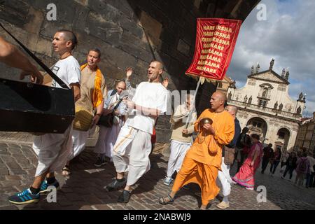 Eine Gruppe von Hare Krishna singen und spielen Instrumente auf der Karlsbrücke in der Nähe der Prager Altstadt; Prag, Tschechische Republik Stockfoto