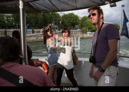 Ein Reisender auf einer Bootsfahrt auf der seine macht ein Selbstporträt in Paris, Frankreich, Paris, Frankreich Stockfoto