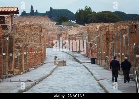 Via dell Abbondariza, die Hauptstraße durch Pompeji, in der Nähe von Neapel, Italien; Pompeji, Kampanien, Italien Stockfoto