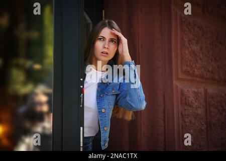 Eifersüchtige Frau, die ihren Ex-Freund im Freien ausspioniert Stockfoto