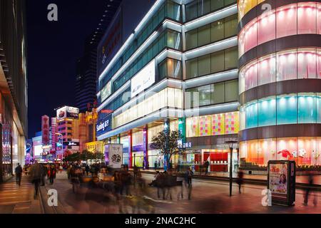 Nachtlichter in Xinjiekou, dem wichtigsten Stadtzentrum von Nanjing, China; Nanjing, Provinz Jiangsu, China Stockfoto