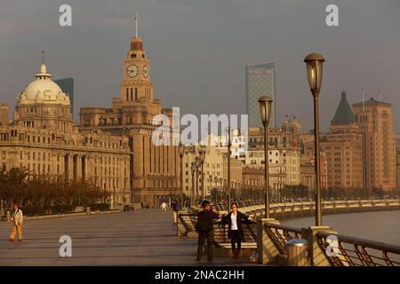 Blick auf den Bund bei Sonnenlicht am frühen Morgen, das historische Viertel und die Uferpromenade von Shanghai; Shanghai, China Stockfoto