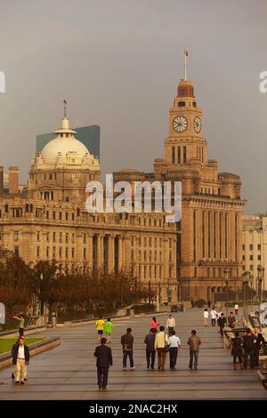 Blick auf den Bund bei Sonnenlicht am frühen Morgen, das historische Viertel und die Uferpromenade von Shanghai; Shanghai, China Stockfoto