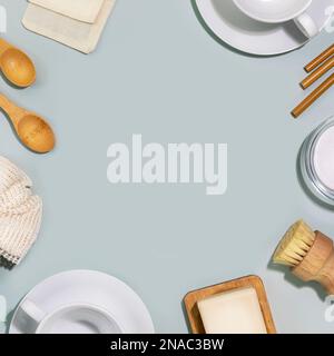 Konzept für die Küchenreinigung ohne Abfall. Umweltfreundliches Standleben mit Geschirr, Bambusbürsten, natürlichen Reinigungsprodukten und Zubehör. Kein Kunststoff, Stockfoto