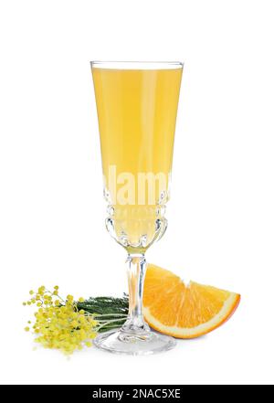 Ein Glas Mimosa-Cocktail, isoliert auf Weiß Stockfoto
