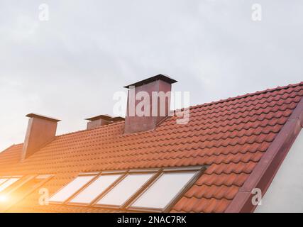 Ziegeldach mit Dachboden und Kamin der Altstadt Stockfoto