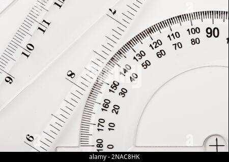 Transparentes Kunststofflineal und Winkelmesser zum Messen Stockfoto