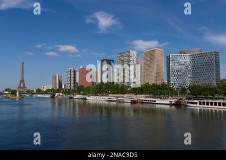 Anblick von Paris mit Eiffelturm und Wolkenkratzern im Sommer Stockfoto