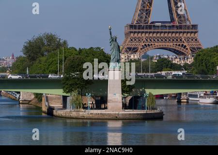 Anblick von Paris mit Freiheitsstatue und Eiffelturm im Sommer Stockfoto