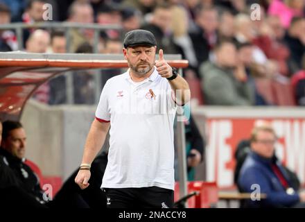 Coach Steffen BAUMGART (K) Daumen hoch Fußball 1. Bundesliga, Spieltag 20., FC Köln (K) - Eintracht Frankfurt (F), am 12. Februar 2023 in Köln/Deutschland. #DFL-Vorschriften verbieten die Verwendung von Fotografien als Bildsequenzen und/oder quasi-Video # Stockfoto