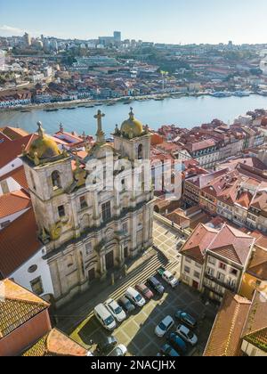 Blick aus der Vogelperspektive auf das farbenfrohe Stadtzentrum von Porto mit dem Fluss Douro von Igreja dos Grilos (Kirche) Stockfoto