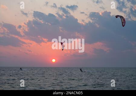 Kiteboarder am Pamlico Sound at Sunset, North Carolina, USA; Avon, North Carolina, Vereinigte Staaten von Amerika Stockfoto