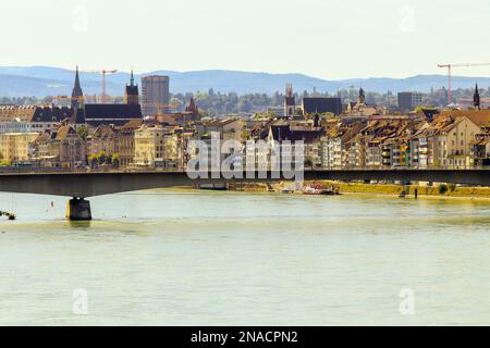 Farbenfrohe Uferpromenade oder Schifflände am Rhein in Basel, Schweiz. Im Herzen von Basel am Schifflände, Rhein in Basel, Schweiz. Stockfoto