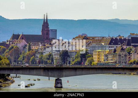 Farbenfrohe Uferpromenade oder Schifflände am Rhein in Basel, Schweiz. Im Herzen von Basel am Schifflände, Rhein in Basel, Schweiz. Stockfoto