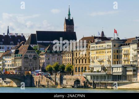 Farbenfrohe Uferpromenade oder Schifflände am Rhein in Basel, Schweiz. Im Herzen von Basel am Schifflände, Rhein in Basel, Schweiz. Stockfoto