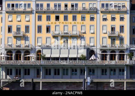 Fassade des berühmten Grand Hotel Les Trois Rois - im Herzen von Basel am Schifflände, Rhein in Basel, Schweiz. Der Schifflände ist der Alte Stockfoto