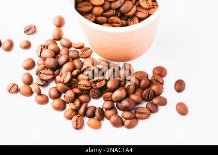 Kaffeebohnen in einer Schüssel, Kaffeebohnen isoliert auf weiß Stockfoto